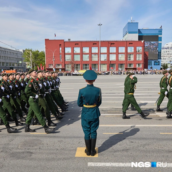 По Красному проспекту прошли парадные расчеты, состоящие из различного рода войск, представителей силовых структур и учащихся | Источник: Александр Ощепков / NGS.RU