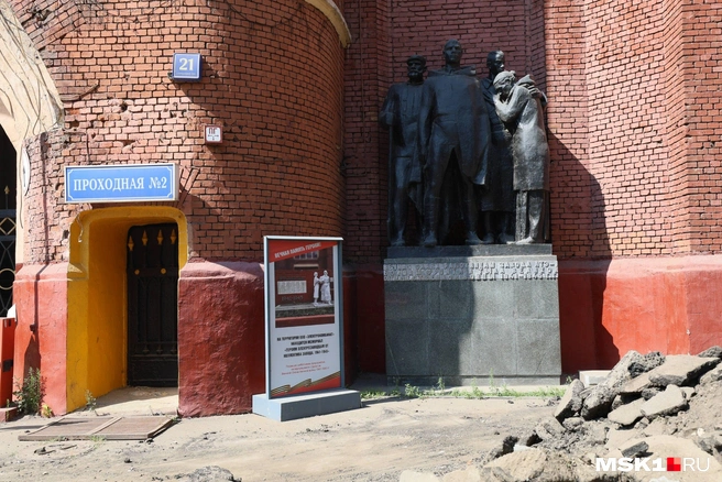 Возле второй проходной сохранился памятник работникам завода&nbsp;— героям Великой Отечественной | Источник: Артем Устюжанин / MSK1.RU