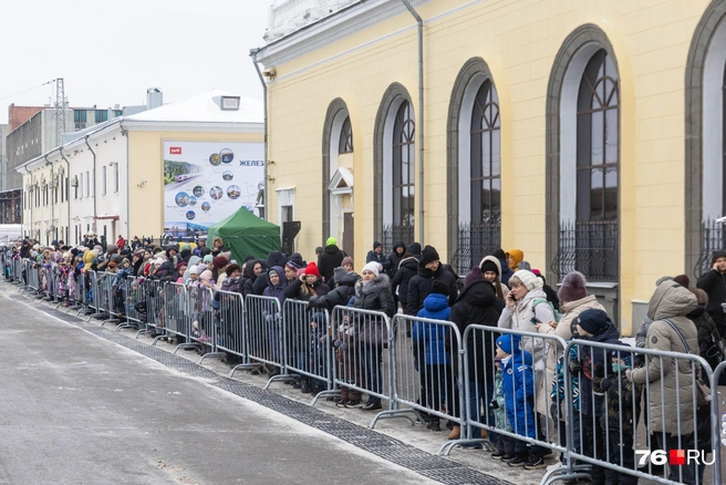 Посмотреть на представление пришли десятки людей | Источник: Артем Бауман / 76.RU