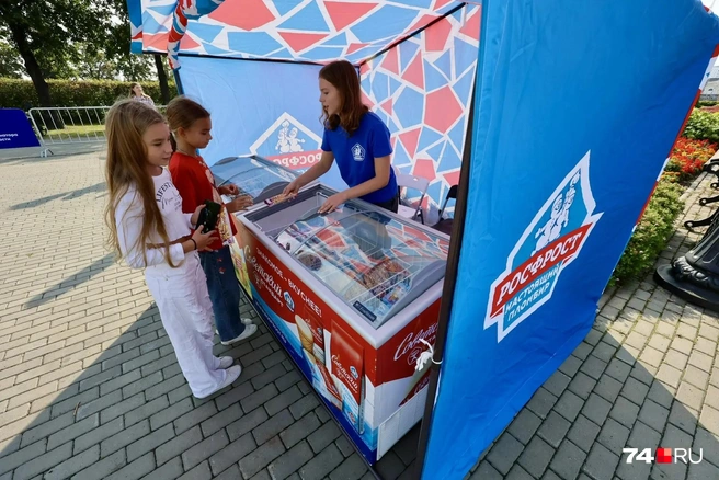 Детей, конечно, особенно порадовала бесплатное мороженое от «РосФРОСТ» | Источник: Наталья Лапцевич