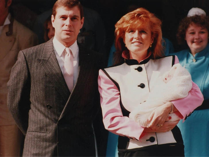 Принц Эндрю и Сара Фергюсон с новорожденной принцессой Евгенией, 1990 год