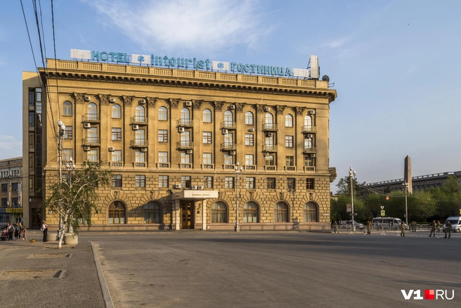 Руководство гостиницы уверяет, что старая вывеска не соответствовала новым реалиям | Источник: Константин Завриков / V1.RU