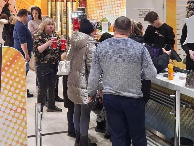 Практически все посетители перед входом в зал приобретали попкорн и напитки. | Источник: Тимофей Крылов / V1.RU