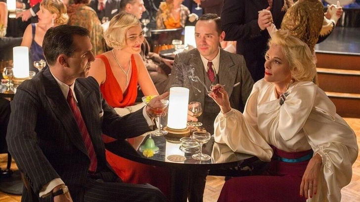 «Ужас для любого русского»: почему в России не распространены смол-токи и светские беседы | Источник: Кадр из фильма «Светская жизнь» (2016 год)