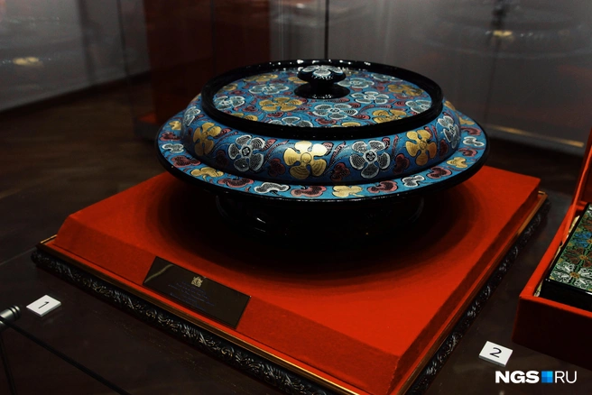 Знакомит выставка и с бытом народа: посуда, одежда, украшения | Источник: Маргарита Резникова / NGS.RU