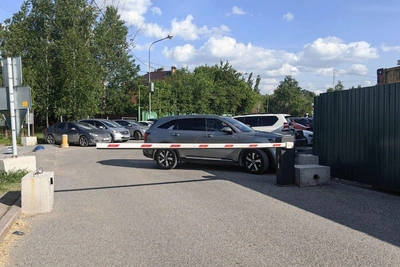 В центре Тюмени шлагбаум перекрыл проезд к футбольной школе