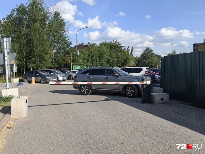 На территорию парковки к зданию Розы Люксембург 12Б не проехать | Источник: Павел Красоткин / 72.RU