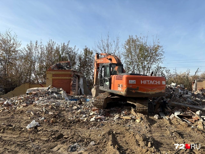На участке работает спецтехника | Источник: 72.RU