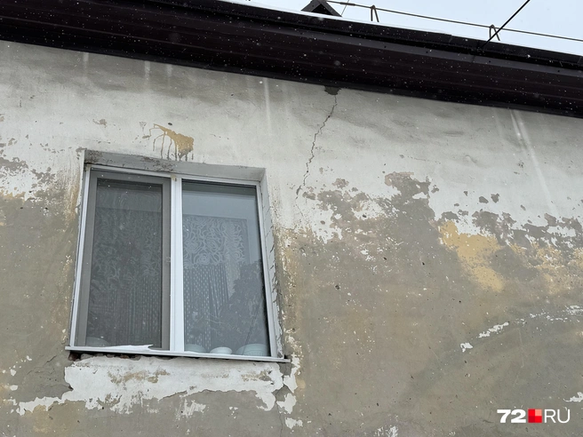 Речь идет об этих трещинах | Источник: Илья Чикотин / 72.RU