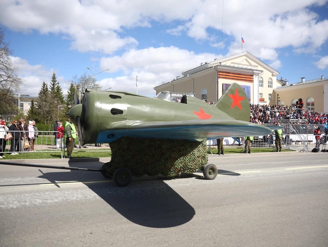 В колонне проехал даже истребитель И-16 | Источник: Владислав Лоншаков / E1.RU