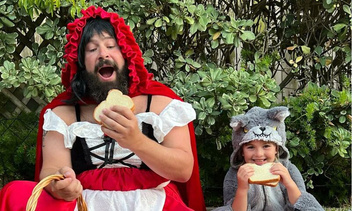 Отец наряжается вместе с детьми в странные костюмы, которые даже пугают: 40 очень смешных фото