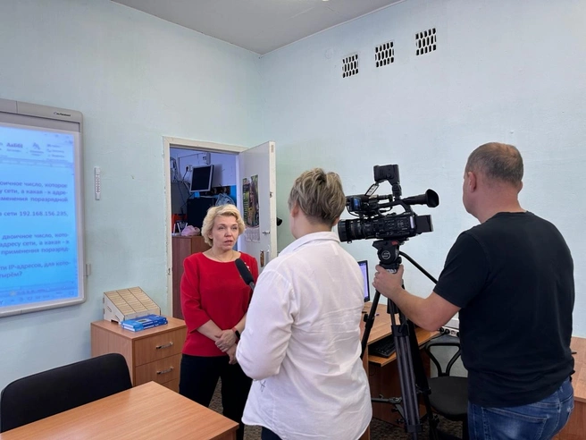 Ольга рассказывала об успехах своего ученика на Коряжемском телевидении | Источник: Из архива Ольги Губкиной