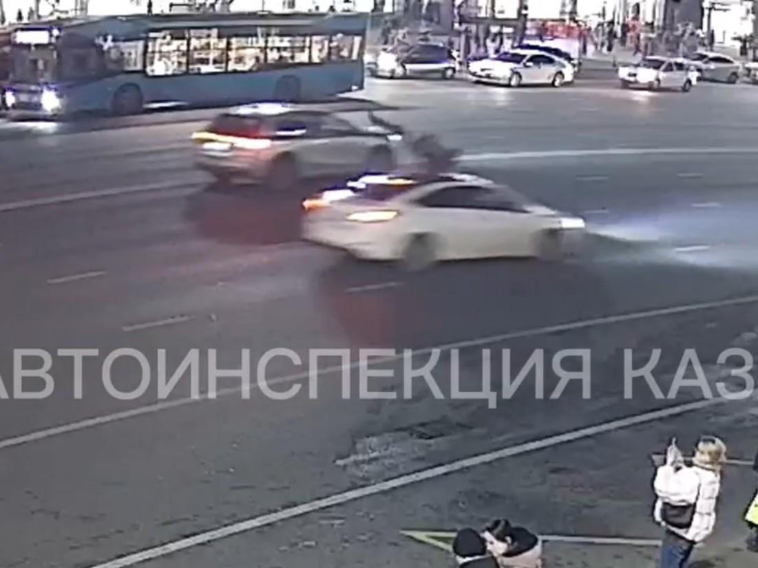 В центре Казани пешеход вышел на проезжую часть и попал под колеса — он умер в больнице