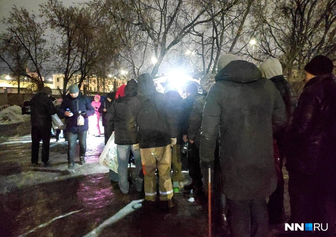 В очереди за едой женщин пропустили вперед | Источник: Наталья Бурухина / NN.RU