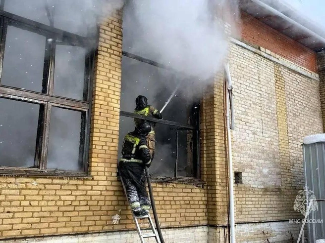 Из больничного корпуса оперативно вывели всех людей | Источник: МЧС Челябинской области / MAX