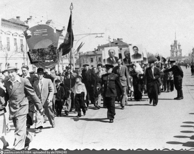 Это фотография одной из самых старых демонстраций в Рязани. Снимок сделан 1 мая 1955–1956 года | Источник: скан предоставила Ольга Иванова-Сырова / pastvu.com