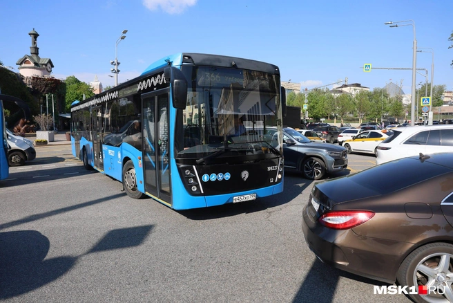 Автобусы тоже стоят в километровых пробках | Источник: Артем Устюжанин / MSK1.RU