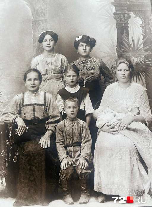 Еще один кадр, объединивший несколько поколений одной семьи. Обратите внимание, не улыбались на фото не только взрослые, но и дети | Источник: Лука Родионов, Константин Родионов. Из коллекции Аркадия Елфимова