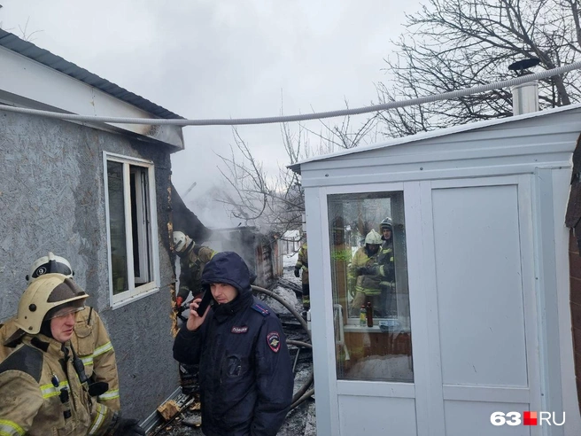 Огонь частично зацепил угол одной из построек | Источник: Роман Данилкин / 63.RU