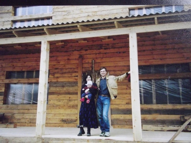 К строительству своего дома пара приступила в 2002 году, когда родилась их дочка | Источник: Сара Линдеманн