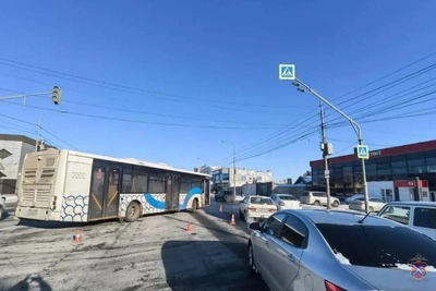 В Волгограде автобус сбил двоих пешеходов у здания ГИБДД