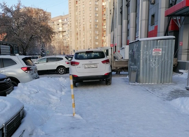 Заехал на тротуар | Источник: читатель НГС