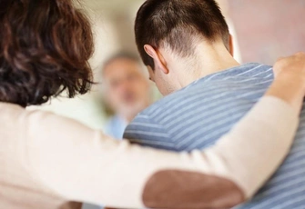 «Муж не хочет общаться с сыном и внучкой, приходится встречаться с ними тайно. Стоит ли жить с этим мужчиной?»