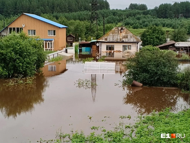 Дома уходят под воду | Источник: Читатель E1.RU