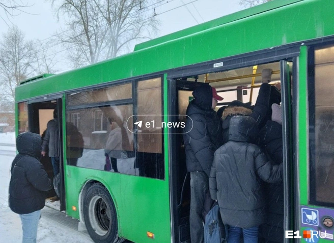 Людей в автобусе явно больше, чем он может в себя вместить | Источник: читатель Е1.RU