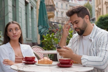 «Схожу с ума от ревности к другу, хотя даже не влюблена в него. Что со мной?»