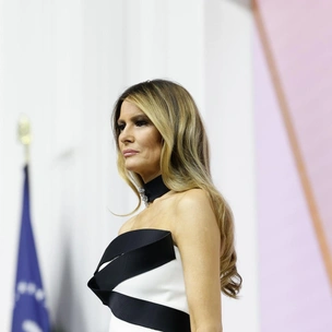 Эволюция первой леди: второй официальный портрет Мелании Трамп сильно отличается от первого