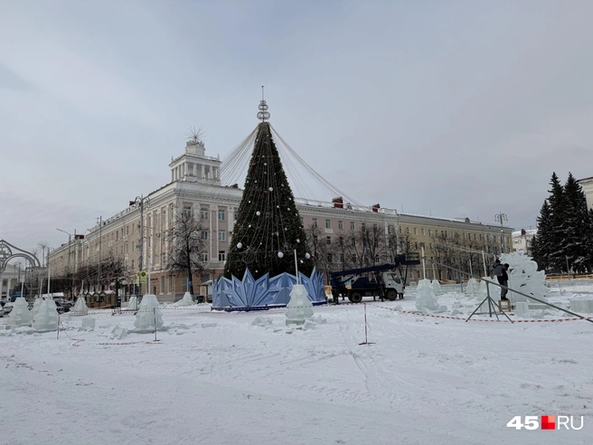 В Новый год елка снова будет радовать горожан  | Источник: Юлия Король / 45.RU