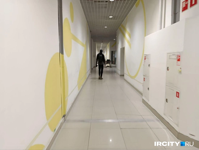 Чтобы попасть в туалет, нужно пройти по длинному-длинному коридору | Источник: Даниил Конин / «ИрСити»