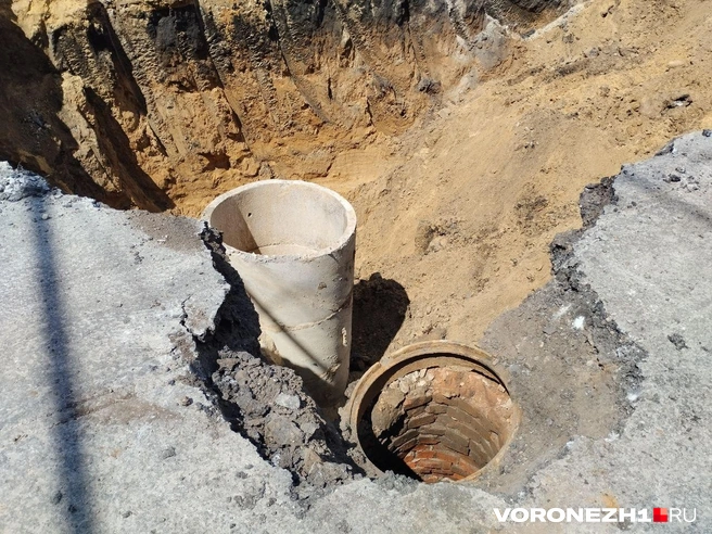 В водоканале говорили, что коллектор прорвало из-за большой автомобильной нагрузки и изношенных труб | Источник: Дмитрий Волгин / Voronezh1.ru
