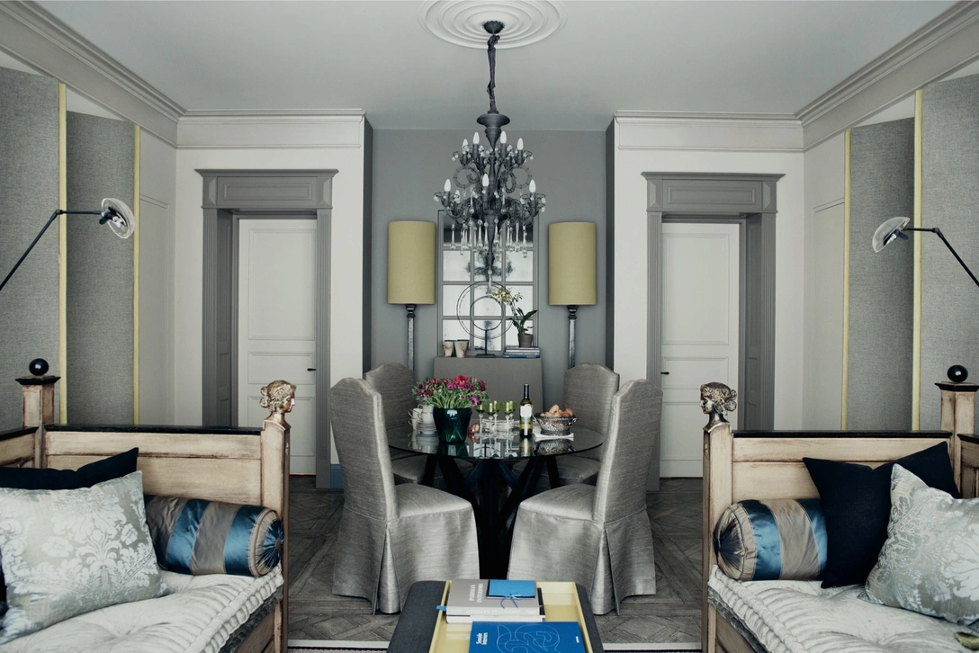 Гостиная. В центре комнаты — окно, через которое естественный свет проникает в прихожую. Люстра, DK Home. Торшеры, Mis en Demeure, абажуры — бутик «Геометрия». Там же изготовлены ширмы, обтянутые тканью, de Le Cuona. Диваны, Moissonnier, подушки, Nobilis. Стулья, Mis en Demeure, чехлы, Jim Thompson. | Источник: ДМИТРИЙ ЖУРАВЛЕВ