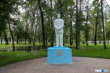 Памятник Горькому в парке | Источник: Наталья Бурухина / NN.RU
