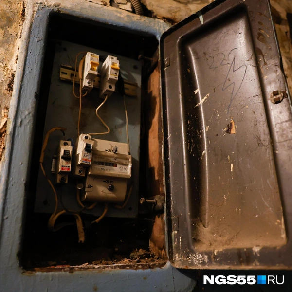 В электрощиток затекает вода | Источник: Евгений Софийчук / NGS55.RU