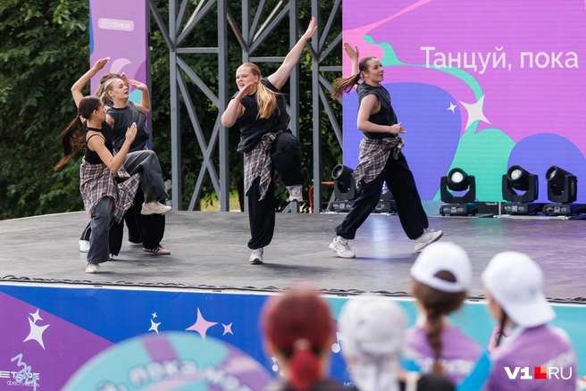 Танцы согревали участников и гостей в эту прохладную погоду | Источник: Алексей Волхонский / V1.RU