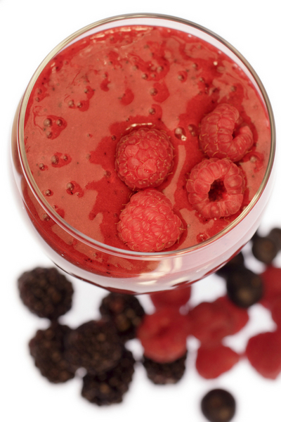 Смузи с добавлением ягод содержит большое количество антиоксидантов и способствует выводу из организма токсинов.