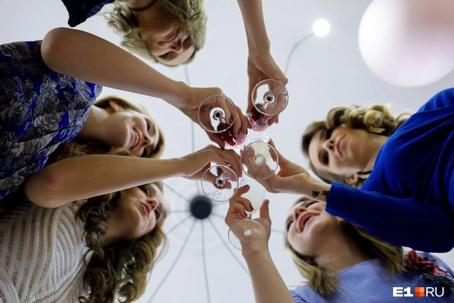 Кто-то покупает шампанское заранее, кто-то&nbsp;— перед праздником, но бокалы все одинаково поднимают в полночь, под бой курантов | Источник: Ирина Шутько / E1.RU