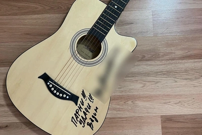 Екатеринбурженка продает гитару с автографом Самойлова