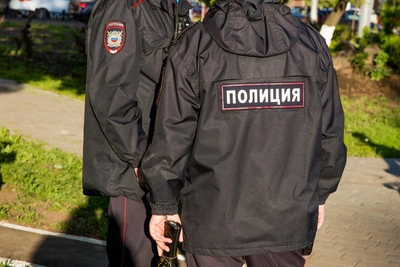 Мужчина напал на полицейского у школы в Воронежской области