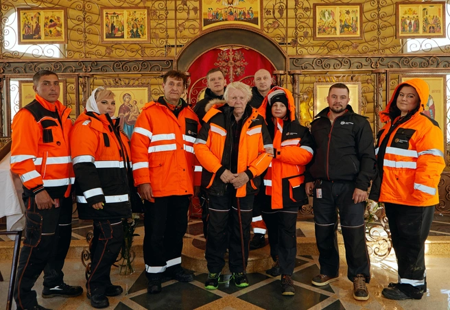 Актерская группа в часовне на Удокане | Источник: ООО «Удоканская медь»