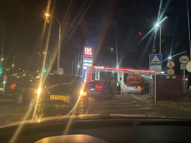 Ночные охотники за бензином. То самое чувство, когда гарантированно сможешь заправиться | Источник: читатели V1.RU