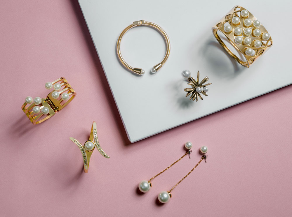 Подарки по этикету: какие украшения можно дарить начальнице, маме и подруге | marieclaire.ru