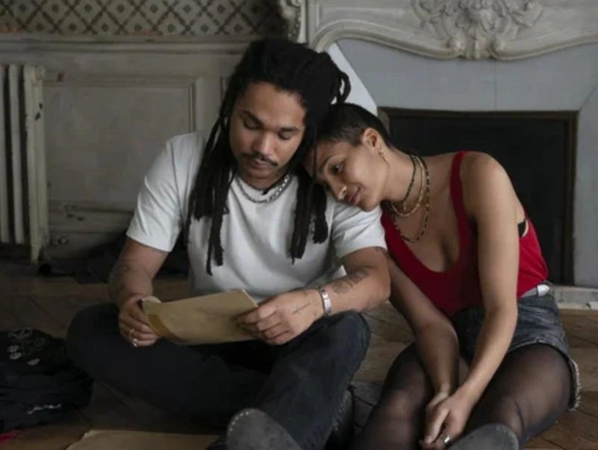 Картина отмечена наградой Венецианского кинофестиваля и порадует поклонников неспешного артхаусного кино | Источник: кадр из кинофильма «Отец мать сестра брат» (18+), реж. Джим Джармуш, 2025 год