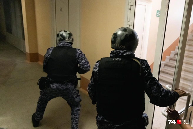 Росгвардейцы поняли, что преступник выше  | Источник: Наталья Лапцевич 