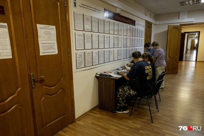У кабинетов ярославцы заполняли заявления | Источник: Александр Куренной / 76.RU
