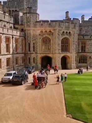 Замок, карета и лошади: в Сети обсуждают чересчур «королевские» будни правнуков Елизаветы II (видео)