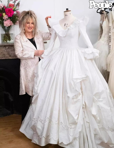«Диана о нем так и не узнала»: дизайнер свадебного платья принцессы Уэльской раскрыла секрет, который она хранила 43 года